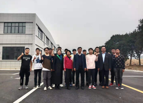 內(nèi)蒙古民族大學(xué)任校長一行領(lǐng)導(dǎo)探望實(shí)訓(xùn)大學(xué)生