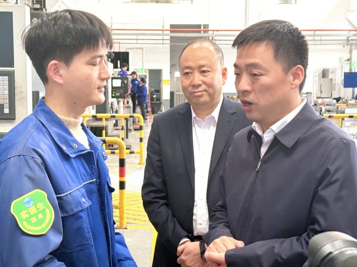 1712105858839722.jpg 學(xué)生交流.jpg